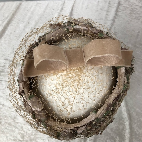 Vintage pillbox hat floral w/netting - Picture 4 of 7